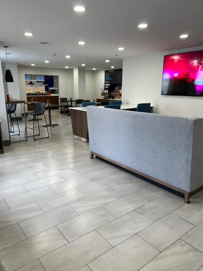 Holiday Inn Express & Suites Phoenix - Mesa West By Ihg Экстерьер фото