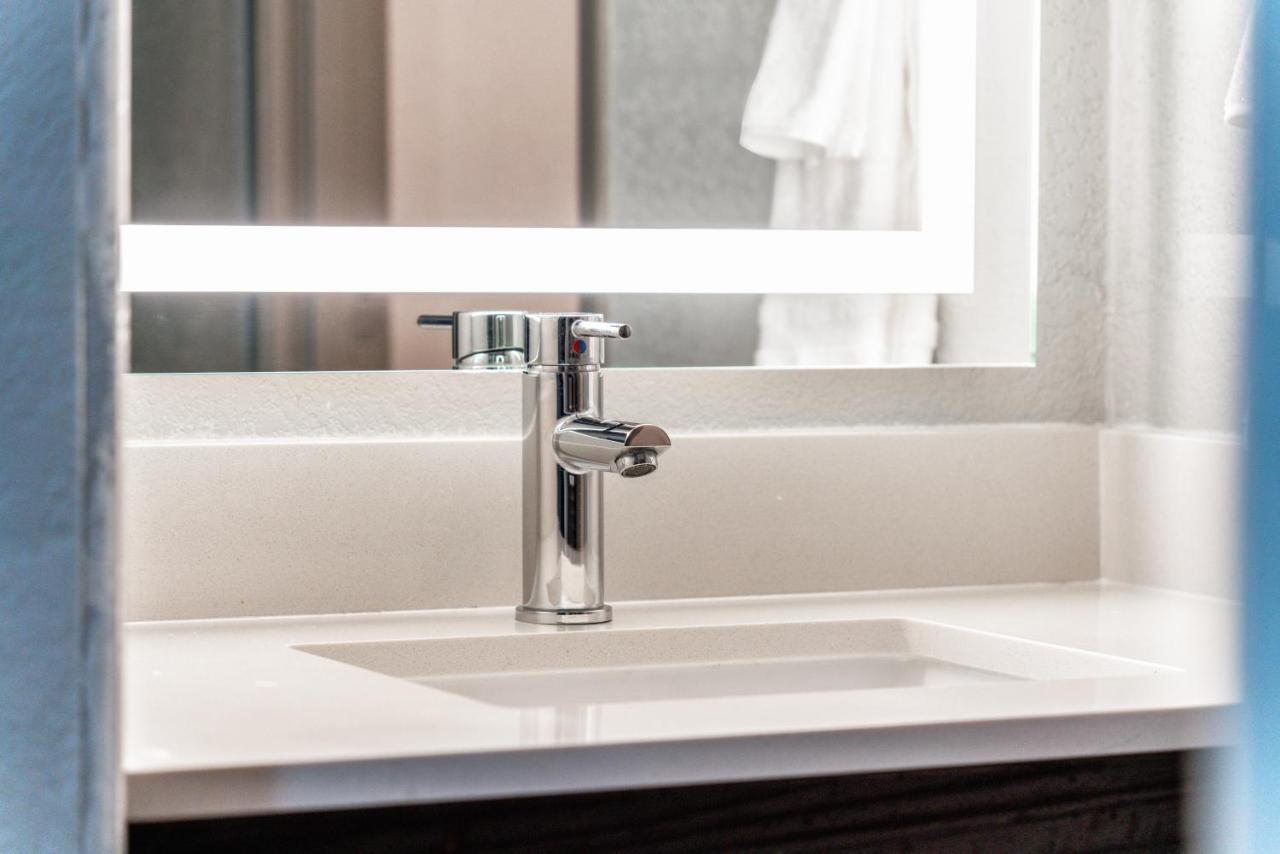 Holiday Inn Express & Suites Phoenix - Mesa West By Ihg Экстерьер фото